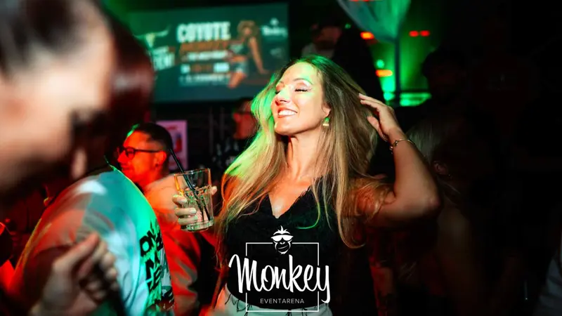 Casino-Flair und Partystimmung – die Ü30 feiert im Monkey Weiden