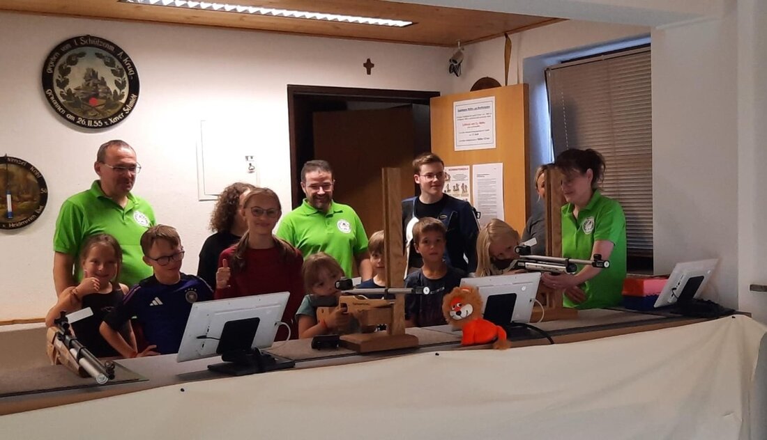 Flossenbürg. Die Burgschützen Flossenbürg haben Kindern und Jugendlichen das Schießen auf modernen elektronischen Ständen beigebracht, mit Lichtgewehren experimentiert und Gäste bewirtet.