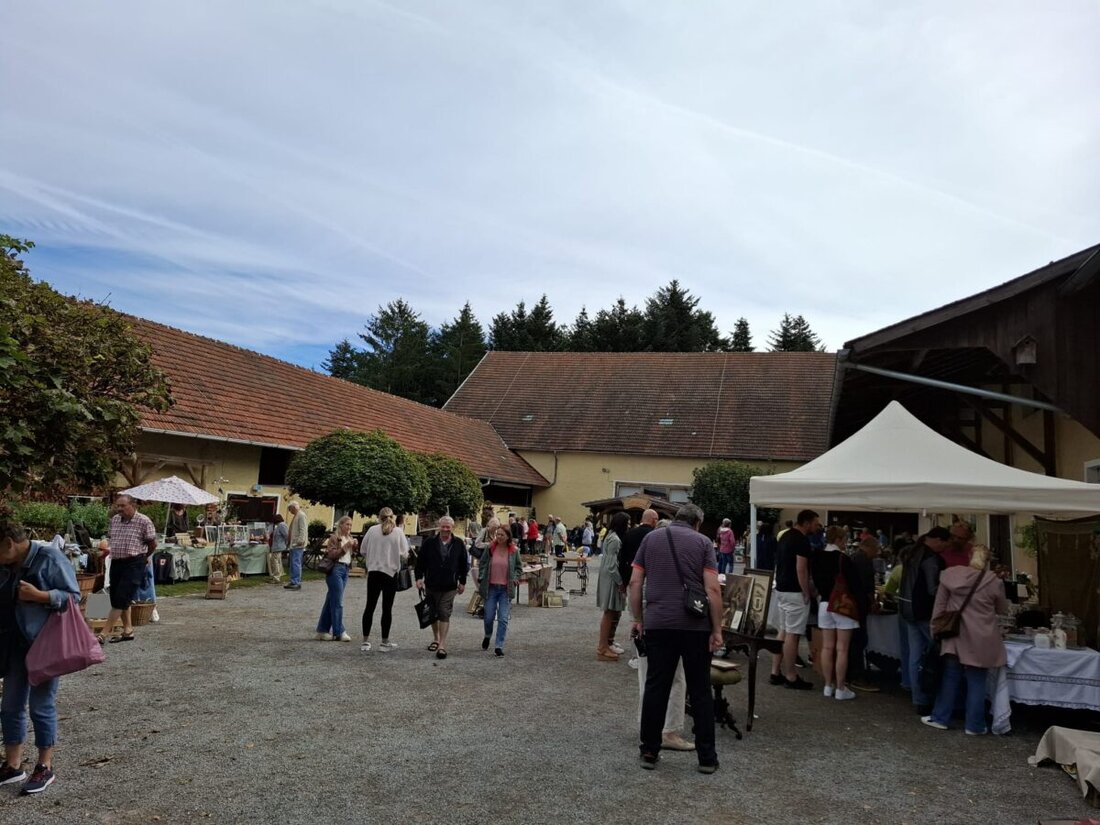Guteneck. Am 25. Mai verwandelt sich Schloss Guteneck erneut in ein Paradies für Liebhaber historischer Schätze, besonderer Fundstücke und einzigartiger Raritäten. Der beliebte Antiquitäten-Flohmarkt lockt Besucher aus nah und fern auf das Gelände des historischen Schlosses.