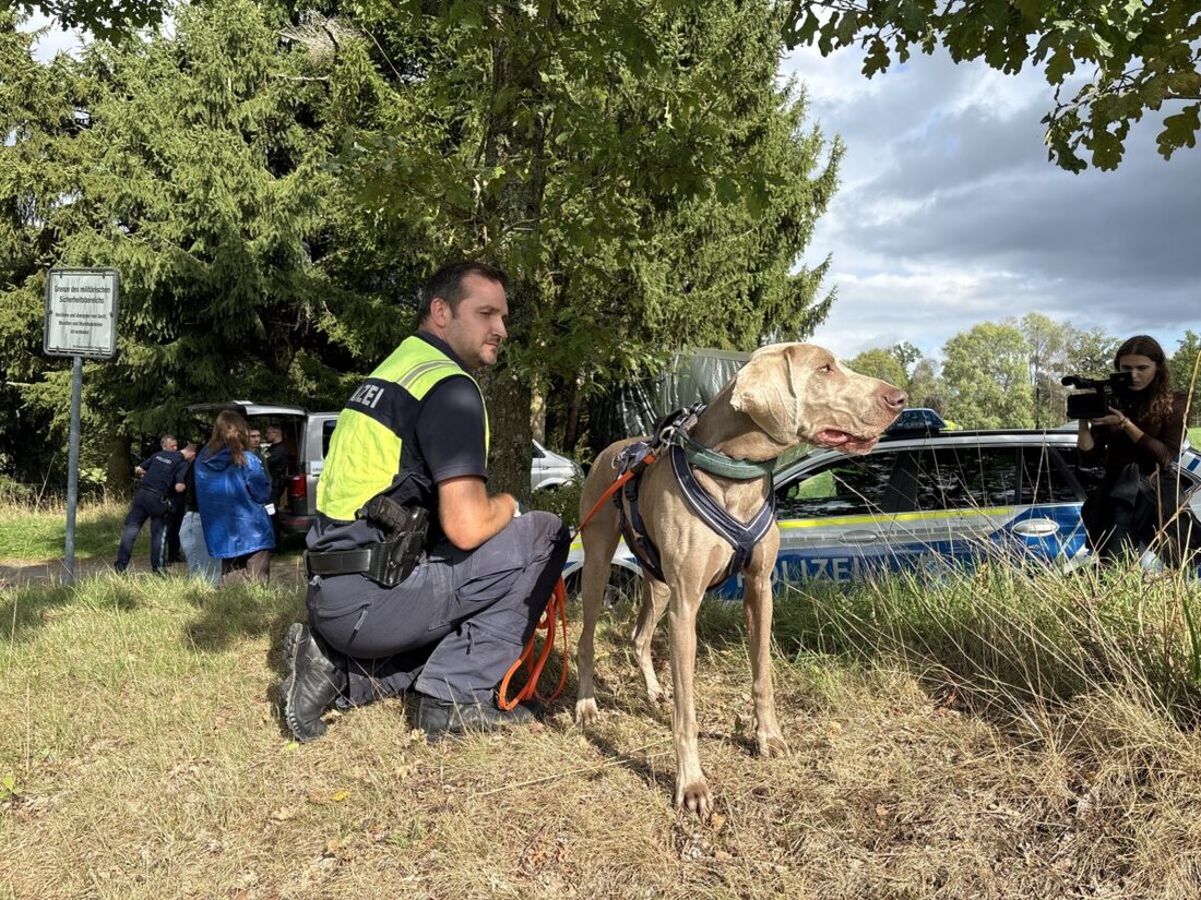Weiden. Was sieht die Drohne, was erschnüffelt der Hund? Und wie lassen sich beide Fähigkeiten kombinieren? Am Montagnachmittag hat die Polizei bei Frauenricht erstmals das Zusammenspiel von Drohnengruppe und Diensthundeführern geprobt. Das Ergebnis überzeugte schon beim ersten Versuch.