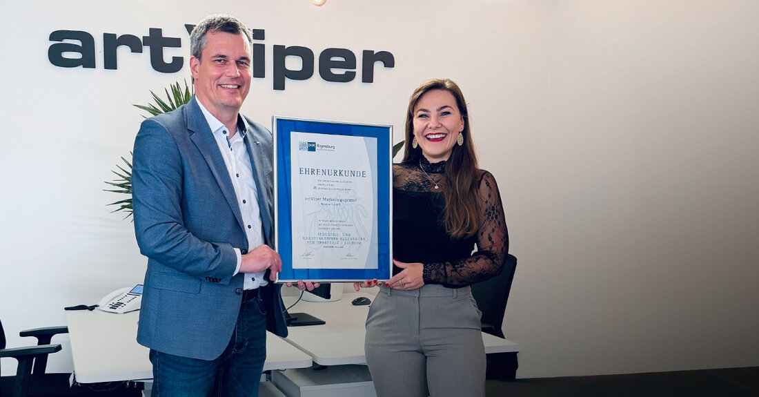 Weiden. Die artViper Marketingagentur feiert ihr 20-jähriges Bestehen und wird für unternehmerische Leistungen geehrt. Die IHK Regensburg für Oberpfalz/Kelheim überreichte die Ehrenurkunde; Florian Rieder übergab sie.