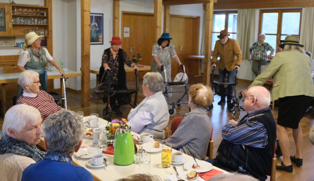 Floß. Mit zünftigen Kirwakücheln, Gesang und einer überraschenden Rollator-Einlage feierte der Seniorenkreis Klub 70 im evangelischen Gemeindehaus die Landkirwa. Leiterin Manuela Preisinger und ihr Team begeisterten die Gäste.