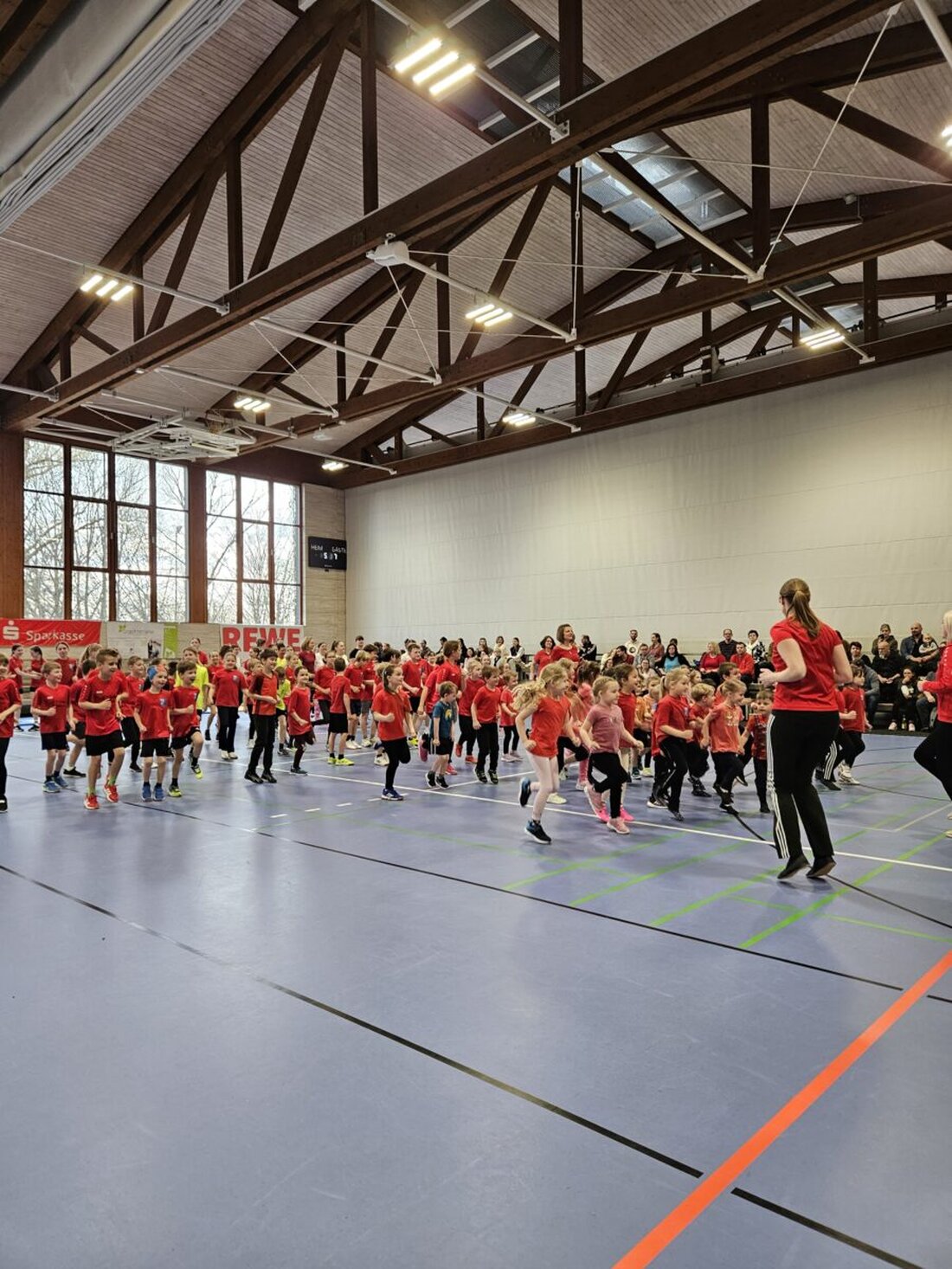 Vohenstrauß. Der TV lud zum Aktivtag in die Dreifachturnhalle und füllte die Ränge. Tanz, Turnen, Judo, Tennis und Leichtathletik begeisterten Jung und Alt; Helfer sorgten für Stärkung und gute Stimmung.
