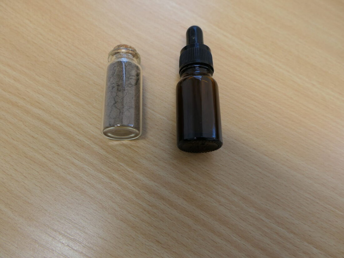 Weiden. Zöllner entdeckten in einer als Geschenksendung deklarierten Post aus der Schweiz Opiate. Ein Schnelltest reagierte positiv, die Waren wurden sichergestellt; gegen die Abholerin läuft ein Strafverfahren.