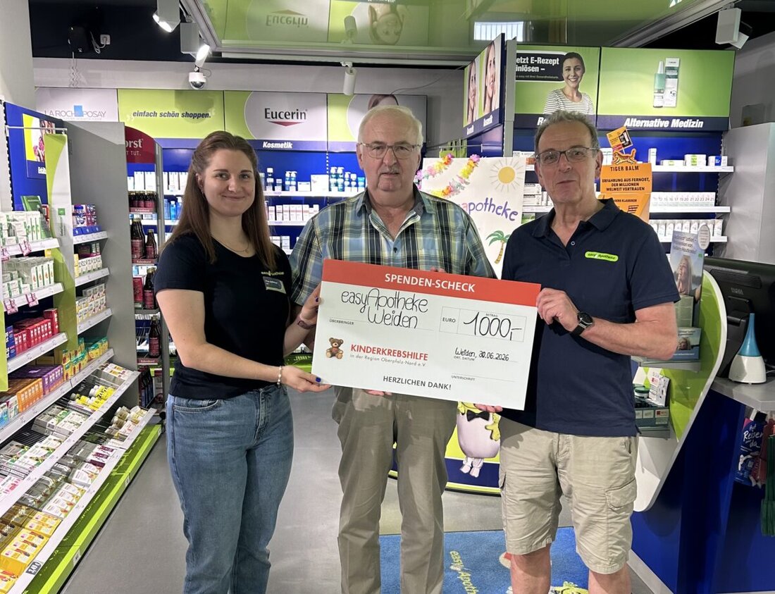 Weiden. Die easyApotheke Weiden hat nach einem Bücherflohmarkt über ein Jahr 1.000 Euro an die Kinderkrebshilfe Region Oberpfalz Nord gespendet. Die Übergabe erfolgte am 30. Juni 2026.