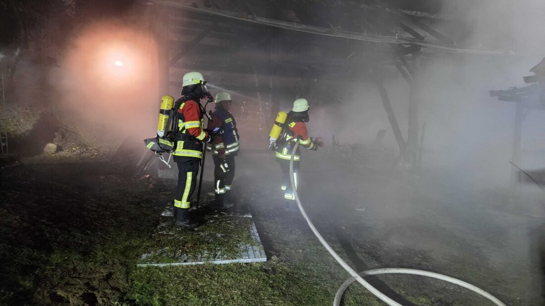 Kaimling. Eine Scheune im Ortskern von Kaimling bei Vohenstrauß wird in der Nacht zum Dienstag ein Raub der Flammen. Rund 150 Feuerwehrkräfte sind im Einsatz. Die enge Bebauung und versteckte Glutnester in einem Holzstapel erschweren die Löscharbeiten.