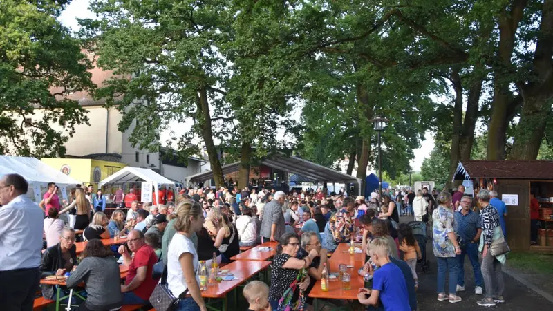 Buntes Festtreiben und Klassikkonzert beim Altstadtfest in Grafenwöhr