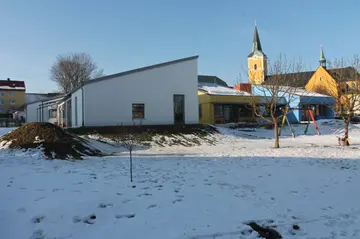 Bauhof gestaltet Kinderhaus-Außenanlagen mit Pfarrei in Waidhaus