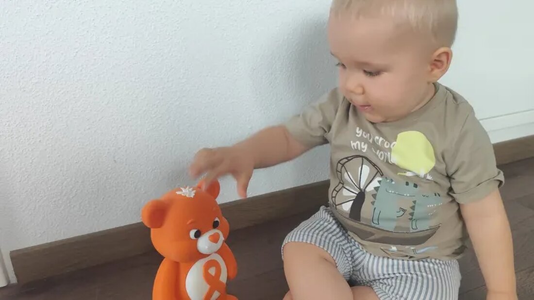 Amberg. Tim ist gerade einmal ein Jahr alt. Seit Februar wird der kleine
Amberger wegen Leukämie behandelt. Mehr als 30 Chemotherapien liegen
bereits hinter ihm. Seine Eltern können derzeit beide nicht arbeiten – nun bittet die Familie um Unterstützung.