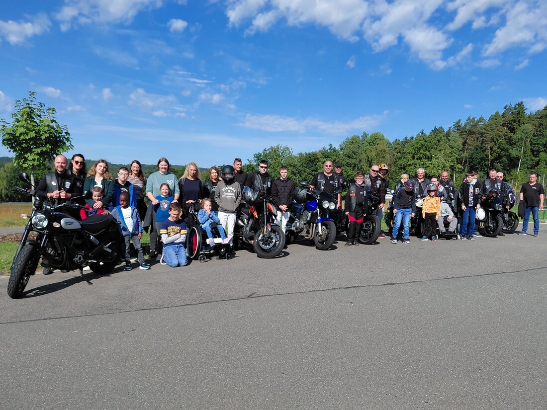 Irchenrieth/Steinfels. Strahlende Gesichter, laute Motoren und der Geruch nach Gegrillten gab es am Samstag im Heilpädagogischen Zentrum in Irchenrieth (HPZ). Die Motorradfreunde Steinfels überreichten eine Spende.