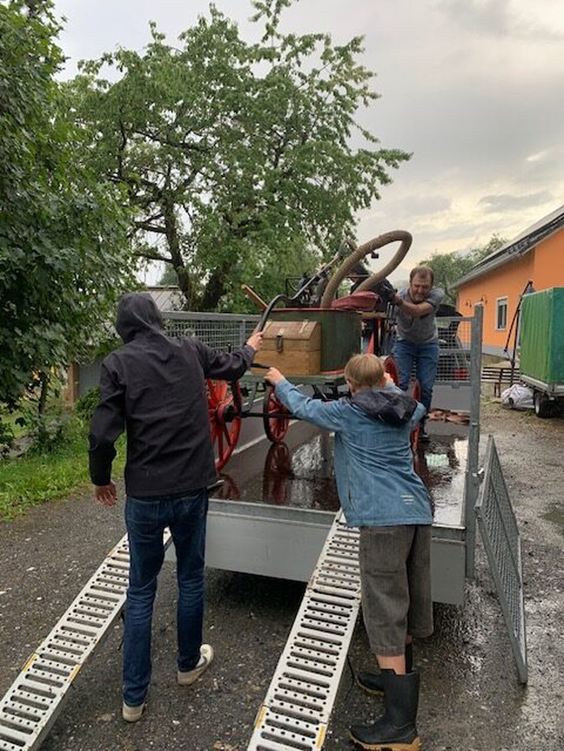 Döllnitz/Vohenstrauß. Die historische Feuerwehrspritze von 1872 glänzte als Requisite im Volksstück Der Geisterbräu auf Schloss Friedrichsburg. Nach sechs Aufführungen kehrt sie wohlbehalten nach Döllnitz zurück.