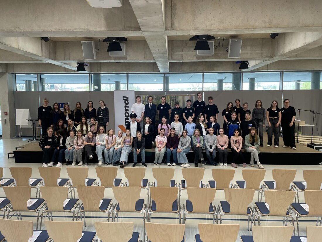 Kemnath. Die Realschule am Tor zur Oberpfalz begeisterte mit dem selbst verfassten Krimi „Bike to the Roots“ ein ausverkauftes Haus. Chor, Lehrerband und Technik sorgten für Stimmung und machten den Abend zum Erlebnis.