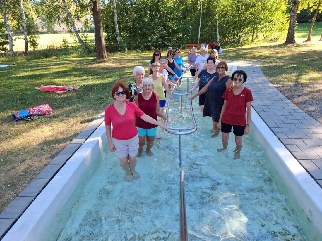 Eslarn. Das Kneipp-Becken im Kurpark ist zurück. Auf Initiative von Quartiersmanagerin Petra Brenner luden Christine Forster und Sonja Spangler zu einem kostenlosen Auftakt mit rund 15 Frauen und drei Jungs ein.