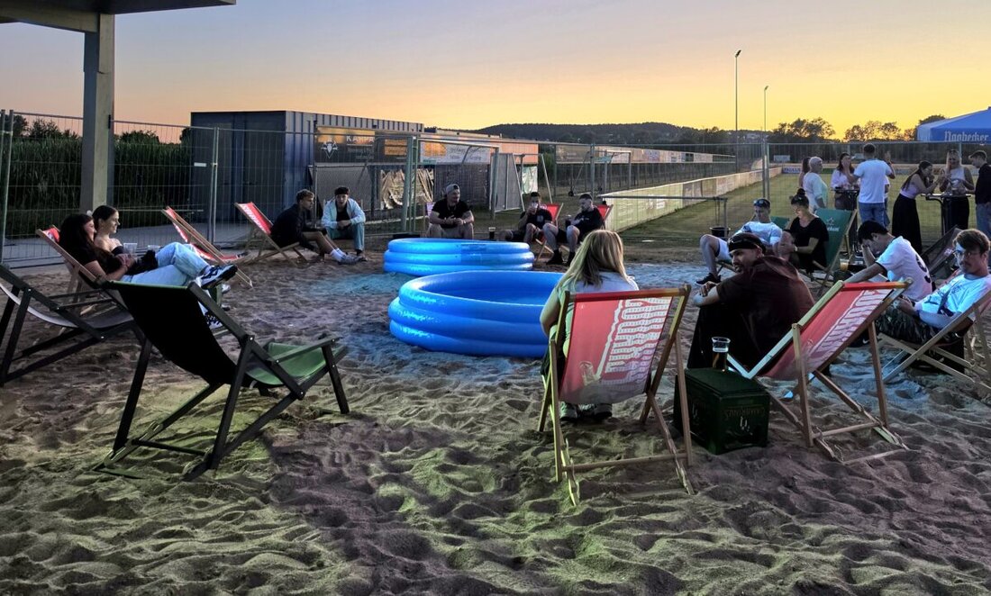 Schirmitz. Sommer, Sand und Beats: Bei der 10. Beachparty der SpVgg Schirmitz feierten Hunderte Gäste bis in die frühen Morgenstunden, angetrieben von DJ Baruzzi, gut gefüllten Bars und echtem Urlaubsflair auf dem Sportgelände.