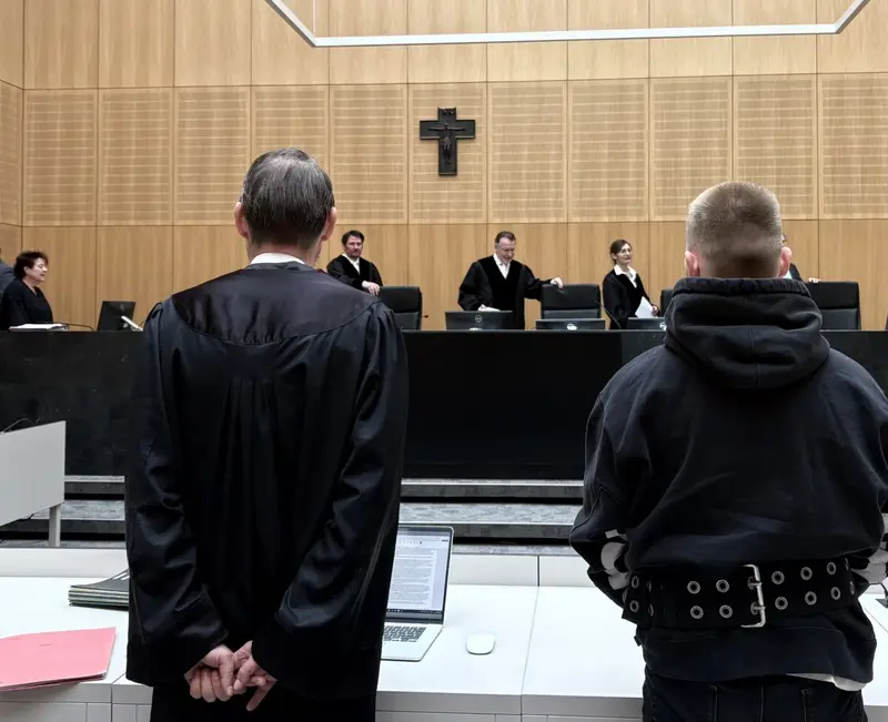 Vom Lagerfeuer in den Schwurgerichtssaal: 21-Jähriger ruiniert im Rausch sein Leben