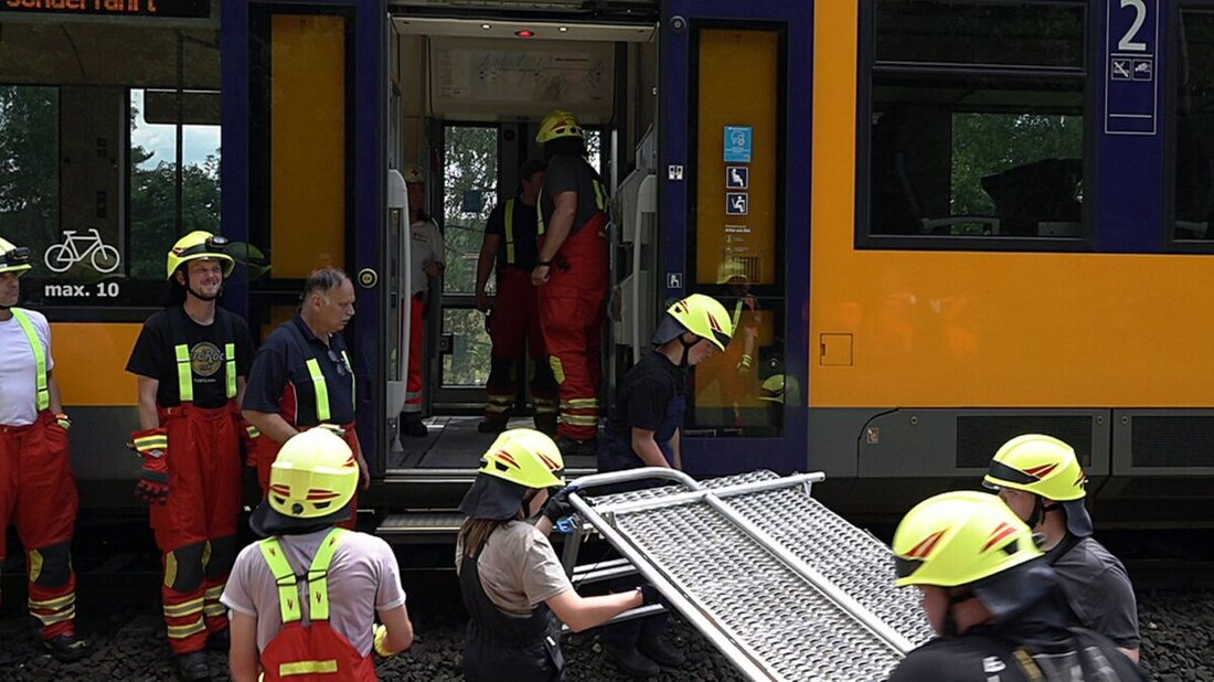 Wernberg. Am Samstag wird in der Zeit von 9 bis 13 Uhr folgende Großschadenslage im Rahmen einer großen Einsatzübung geprobt: auf der Bahnstrecke von Regensburg nach Hof hat sich in der Bahnhofseinfahrt von Wernberg-Köblitz ein großes Zugunglück ereignet.