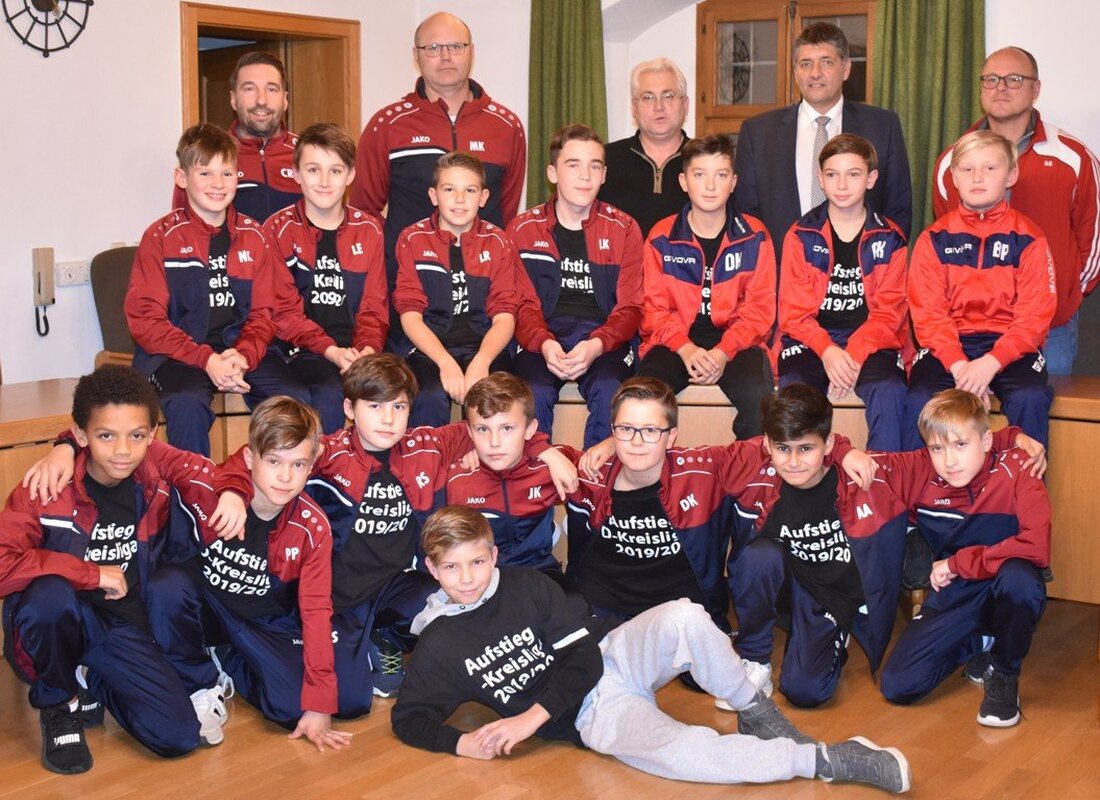 Grafenwöhr. Das Treffen im Sitzungssaal des Rathauses hatte einen besonderen Anlass: Die D-Junioren der Sportvereinigung TuS/DJK sind in die Kreisliga aufgestiegen. Von Renate Gradl Bürgermeister Edgar Knobloch gratulierte den D-Junioren [&hellip;]