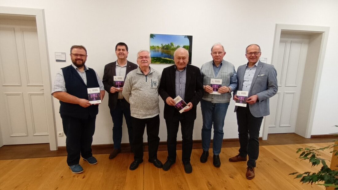  Kemnath. Ein unverzichtbares Nachschlagewerk für Kemnath und das Umland sei das regionalhistorische Jahrbuch „Kemnather Heimatbote“: „Man kann hier schon von einer Institution sprechen“, urteilte Bürgermeister Roman Schäffler bei der Vorstellung des Jahresbandes 2023, der ab sofort im lokalen Buchhandel und im Heimat- und Handfeuerwaffenmuseum für vier Euro erhältlich ist. 