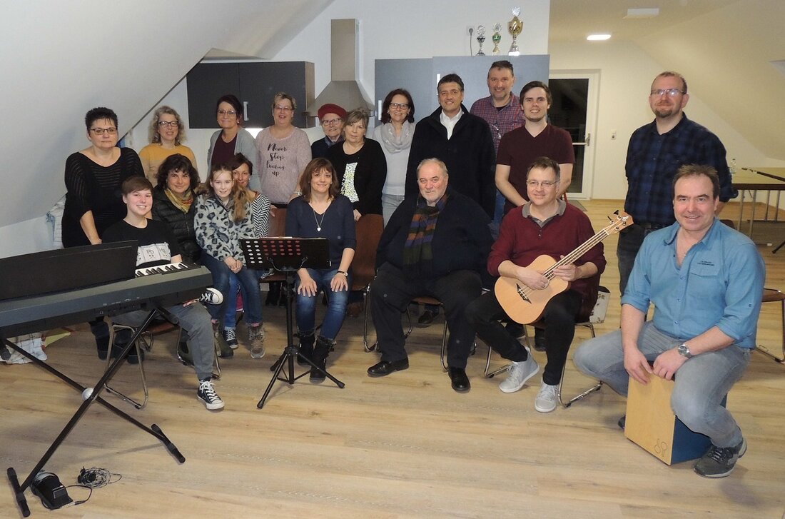 Hütten. Bürgermeister Edgar Knobloch übergibt den neuen Chor-Raum im Obergeschoss des Kindergartens seiner Bestimmung. Von Gerald Morgenstern In Hütten is schey“ Das sang der Chor bereits in seinem eigens umgedichteten [&hellip;]