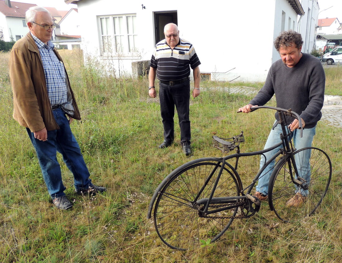 Grafenwöhr. Die Zusatzbremse und die Rahmenform des Sicherheitsniederrads machen es für Sammler Ivan Sojc zu etwas Besonderen. Mit dem Verkauf einer Fahrradrarität aus dem Jahr 1890 begann der Heimatverein seine [&hellip;]