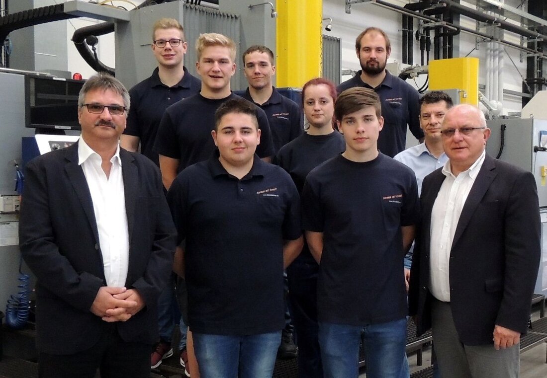 Grafenwöhr. Deniz Schwemmer aus Grafenwöhr und Tizian Steger aus Eschenbach sind die neuen Auszubildenden der Firma Zechmayer, Werkzeugbau – Formenbau. Bei der Betriebsfeier hieß Rainer Zechmayer, Innungsobermeister Dieter Hagn und [&hellip;]