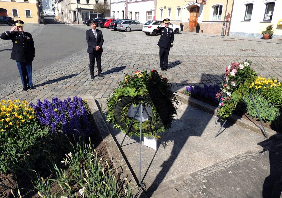 Grafenwöhr. „Wir Gedenken der Opfer der Fliegerangriffe im April 1945“ ist am Mahnmal vor der Mariensäule am Rathaus zu lesen. Zum Glockenläuten der Grafenwöhrer Kirchen legten am 75. Jahrestag die [&hellip;]