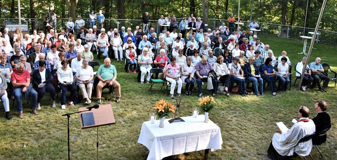Grafenwöhr. Nach Jahren war es wieder soweit: Der ökumenische Pfingstgottesdienst konnte wieder auf dem Schönberg gefeiert werden. Heuer gab es erstmals auch ein Agapemahl. Von Renate Gradl Pfarrer Bernhard Müller [&hellip;]