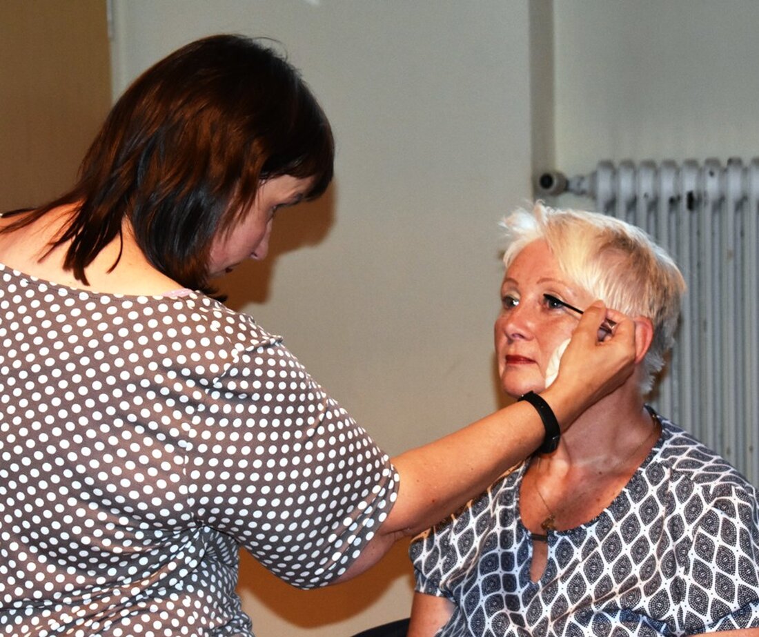 Grafenwöhr. Wer möchte nicht schön sein? – Deshalb kommen 15 Frauen zum Vortrag von Daniela Schmeller ins Jugendheim, um sich Tipps rund um die Gesichtsplege und um das Schminken zu [&hellip;]