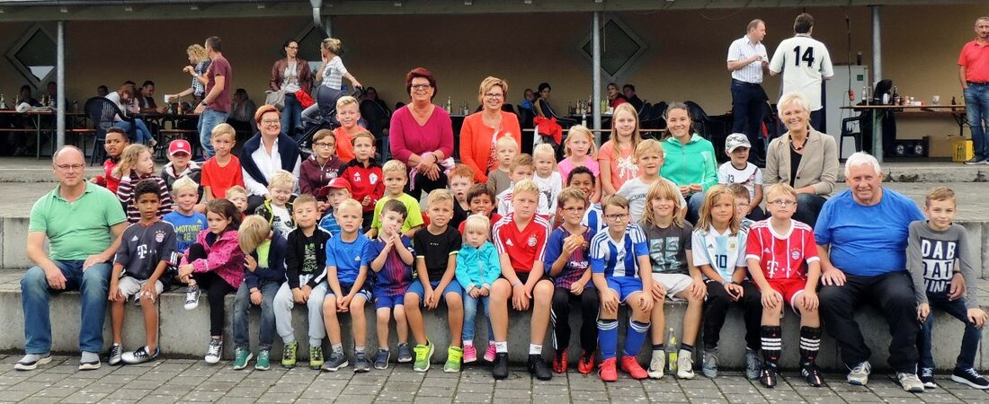 Grafenwöhr. Ein großes Hallo herrschte beim Übernachtungsfest der SV-Jugend im Sportpark. Die Frauenunion unterstützte das Camp der 65 Nachwuchskicker mit leckeren Bratwürsten vom Grill. Von Gerald Morgenstern Seit Jahren zeigt [&hellip;]