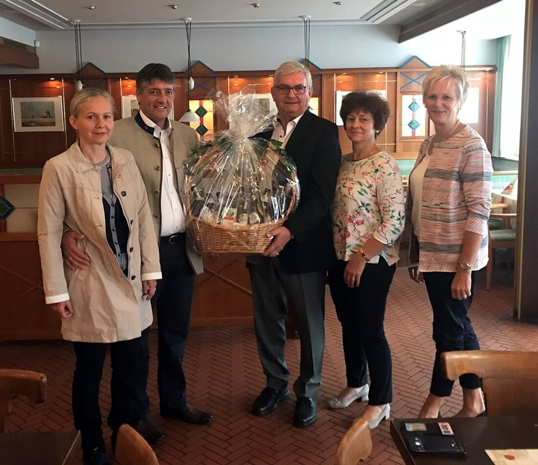 Grafenwöhr. Prominente Gäste aus der Partnergemeinde Grafenwörth durfte Bürgermeister Edgar Knobloch zu Guiseppe Verdis Oper Nabucco begrüßen. Von Gerald Morgenstern Grafenwörths Bürgermeister Alfred Riedl und seine Gattin Silvia reisten an, [&hellip;]