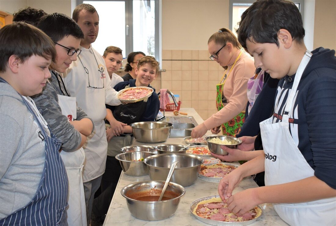Grafenwöhr. Einmal nicht die Pizza kaufen, sondern nach dem eigenen Geschmack selbst zubereiten – das war der Unterrichtsstoff in der der 8. Klasse. Von Renate Gradl “Praxis an Mittelschulen” – [&hellip;]