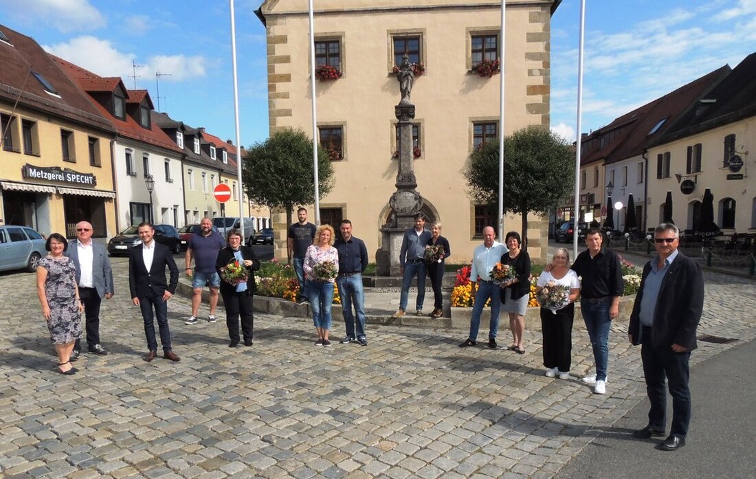 Grafenwöhr. “Sie alle sind echte Stützen und starke Eckpfeiler unserer Firma“, lobte Firmenchef Rainer Zechmayer die Betriebsjubilare. Acht Jubilare konnten für insgesamt 190 Jahre Betriebszugehörigkeit bei der Firma Zechmayer, Werkzeugbau [&hellip;]