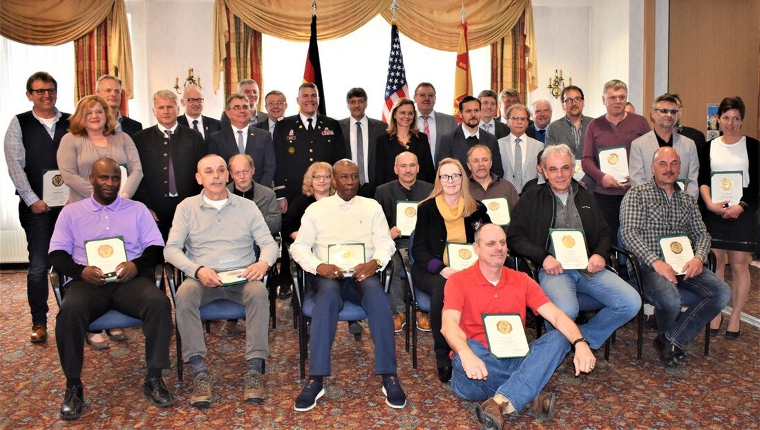 Grafenwöhr. Insgesamt sind es rund 2.000 Dienstjahre, für die es galt, danke zu sagen. Die Auszeichnung der Zivilangestellten der US-Garnison Bavaria war mit einer Feier verbunden. Von Renate Gradl Nach einer [&hellip;]