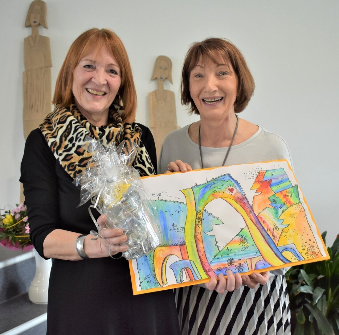 Grafenwöhr. Dankbarkeit und Wehmut machten sich in der Schule breit. – 273 Schulkinder tanzen und singen gemeinsam und sagen Schulsekretärin Brigitte Hörl “Leb wohl”. Von Renate Gradl Viele schöne Überraschungen [&hellip;]