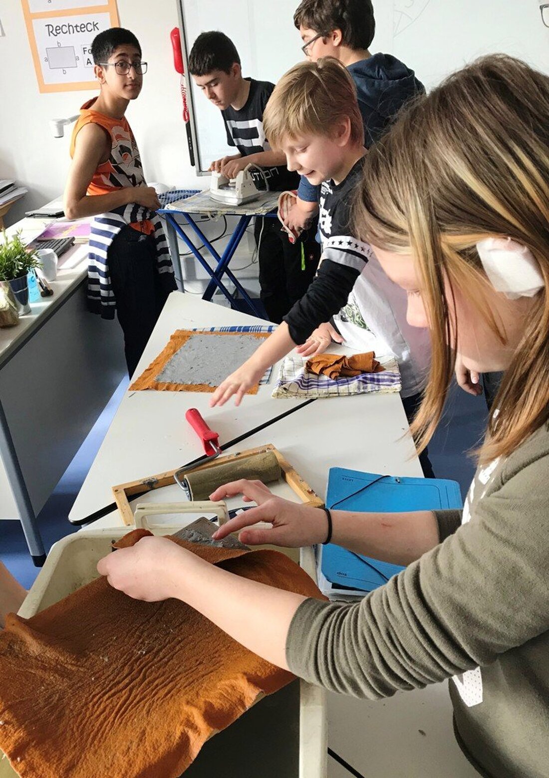 Grafenwöhr. Abfall gibt es in Hülle und Fülle. Aber was passiert, wenn das alte Papier wieder verwendet werden soll? Wie geht Recycling? Die 6. Klasse der Mittelschule Grafenwöhr weiß Bescheid. Von [&hellip;]