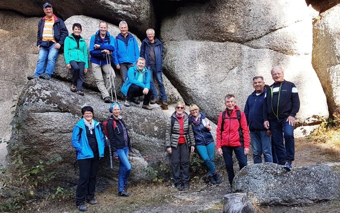Grafenwöhr. Über Stock und Stein im Fichtelgebirge führte die Herbstwanderung des Skiclubs Pistenschwinger Gössenreuth.  Von Gerald Morgenstern Die Tour starte mit einem Aufstieg über das Seehaus zum Nußhardt. Hier bot [&hellip;]
