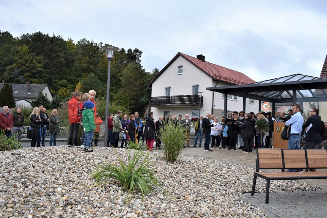 Hütten. “Komm schauts doch no a bisserl, alle Leit sollns wissen: Hüttn is schey…” – Der Chor “ChorAlle” drückte musikalisch aus, was mit der Dorferneuerung Hütten passiert ist. Von Renate [&hellip;]