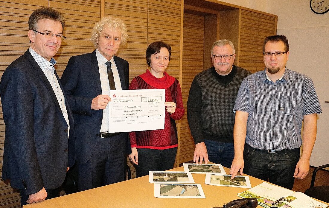 Tirschenreuth. Bei der alljährlichen Adventsfeier des Landratsamtes Tirschenreuth konnte vor kurzem der bisher höchste Spendenbeitrag vermeldet werden. Knappe 1.100 Euro hatten die Mitarbeiterinnen und Mitarbeiter der Behörde diesmal zusammenkommen lassen, um [&hellip;]
