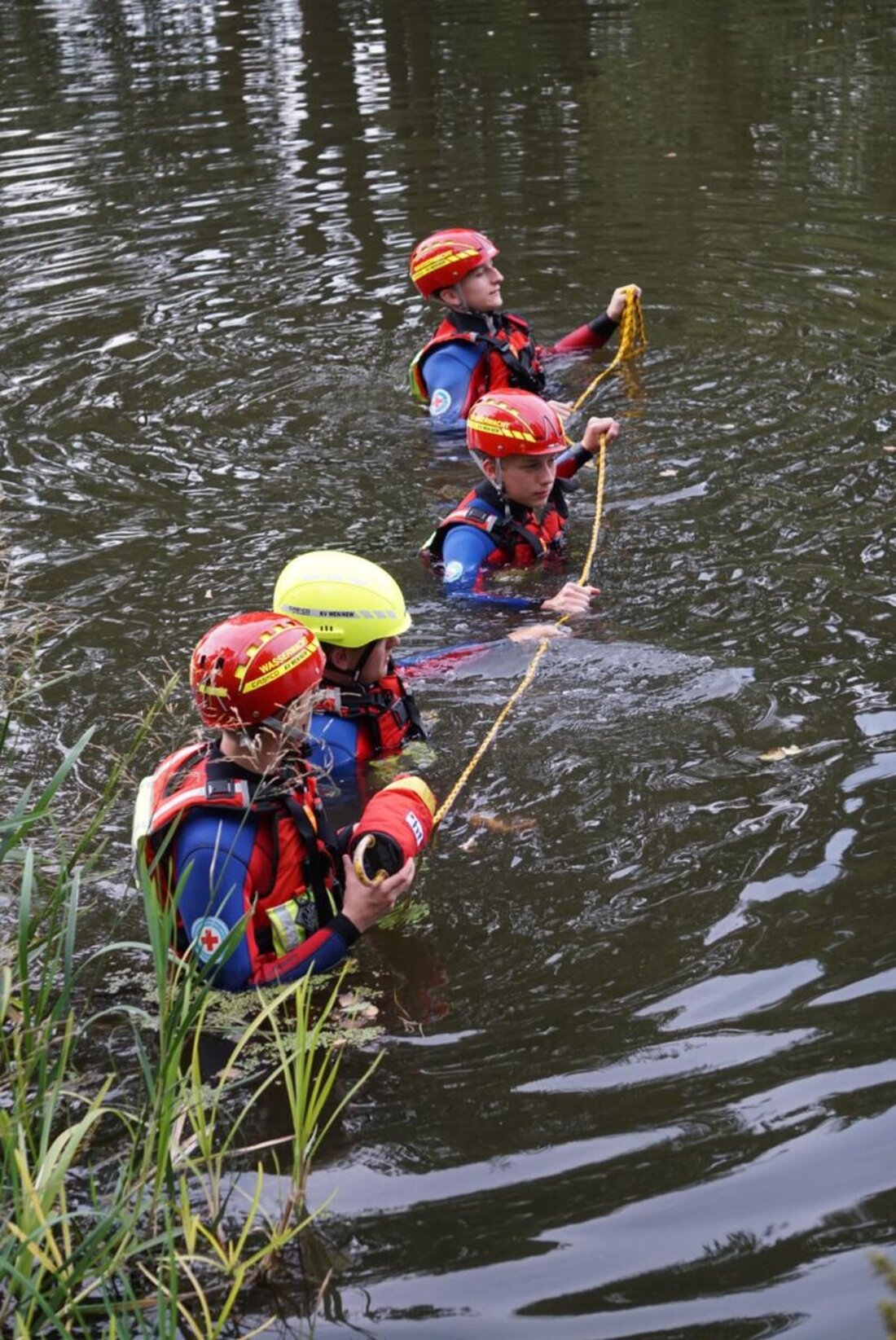 Weiherhammer. Bei der 24-Stunden-Übung der Wasserwacht trainierten neun Jugendliche mit Booten, Funk und viel Teamgeist realitätsnah für den Ernstfall: von Hochwasser und Personensuche bis zu Rettung und Verkehrsunfall.