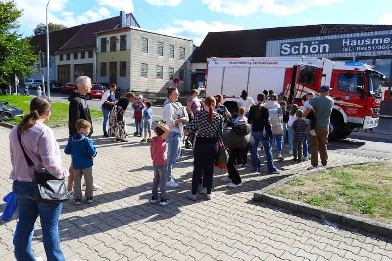 Parcours im Atemschutzraum: 100 Kinder proben Einsatz bei der Feuerwehr Vohenstrauß