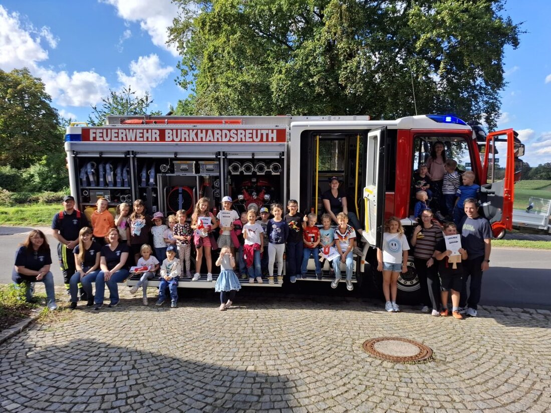 Burkhardsreuth. Die Feuerwehr feierte den Sommerferienabschluss mit einem Spielenachmittag, bei dem 27 Kinder Parcours, Zielspritzen und den Fettbrand-Simulator erkundeten. Zum Abschluss gab es Urkunden und Holzbrettchen mit 112.