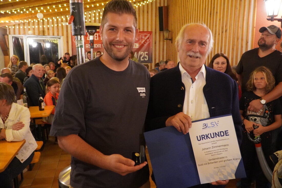 Kreith/Pittersberg. Rund 400 Besucher erlebten beim Jugendtag des SC Kreith-Pittersberg Spiele, Basar und Tombola, ehe abends das Weinfest startete. Geehrt wurde Hans Zimmermann mit der seltenen Verdienstnadel in Gold.