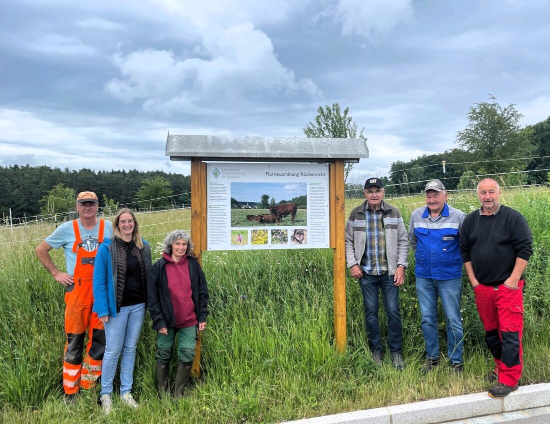 Röckenricht. Die Flurneuordnung stärkt Artenvielfalt und Landwirtschaft: neue Wege, eine Obstbaumreihe und naturnahe Weide mit Totholz, Steinen und Gehölzen. Mähgutübertragung und Infotafel vernetzen Lebensräume und Wissen.