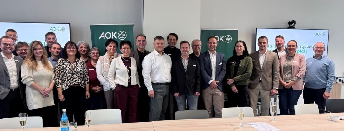 Weiden. Die AOK Nordoberpfalz hat in einer Feierstunde langjährige Mitarbeitende geehrt. Zehn Jubilare bringen gemeinsam 300 Jahre Erfahrung mit, während Führungskräfte die Treue und Leistungen persönlich würdigten.