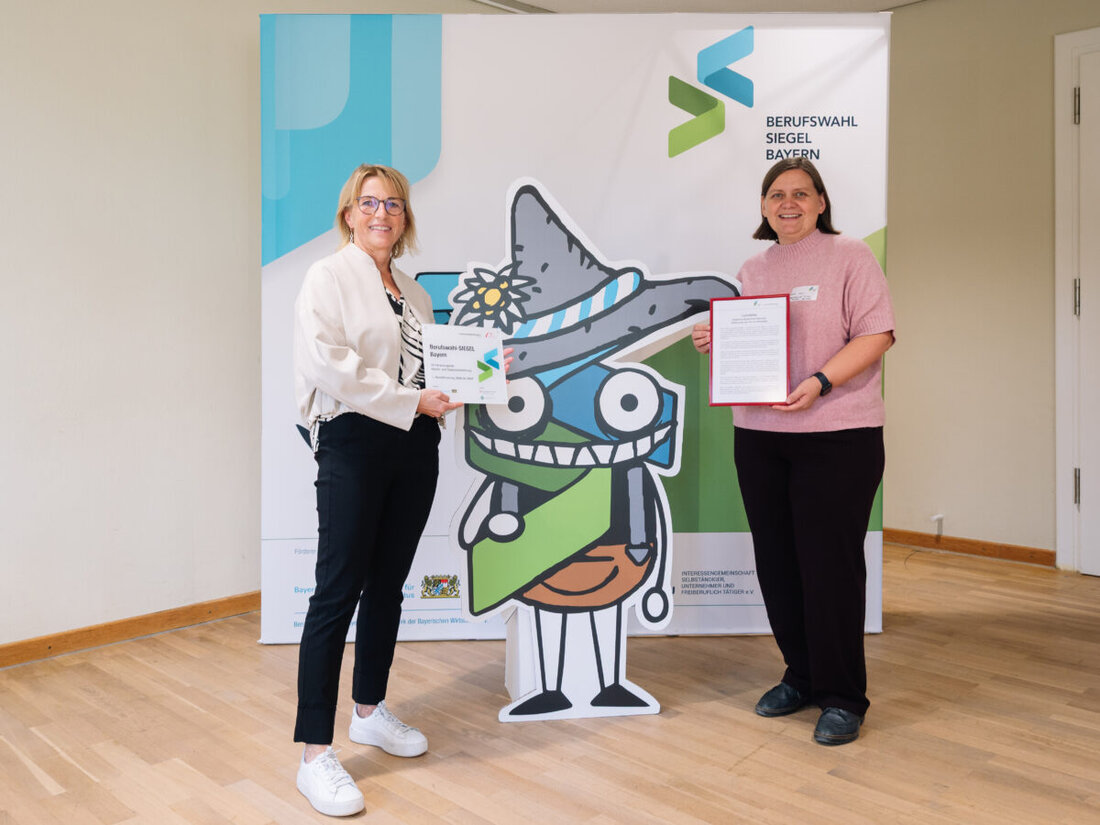 Kemnath. Die Realschule am Tor zur Oberpfalz hat für ihre vorbildliche Berufsorientierung die erste Rezertifizierung des Berufswahl-SIEGELs erhalten. Die Plakette wurde am 6. Oktober in Landshut überreicht.