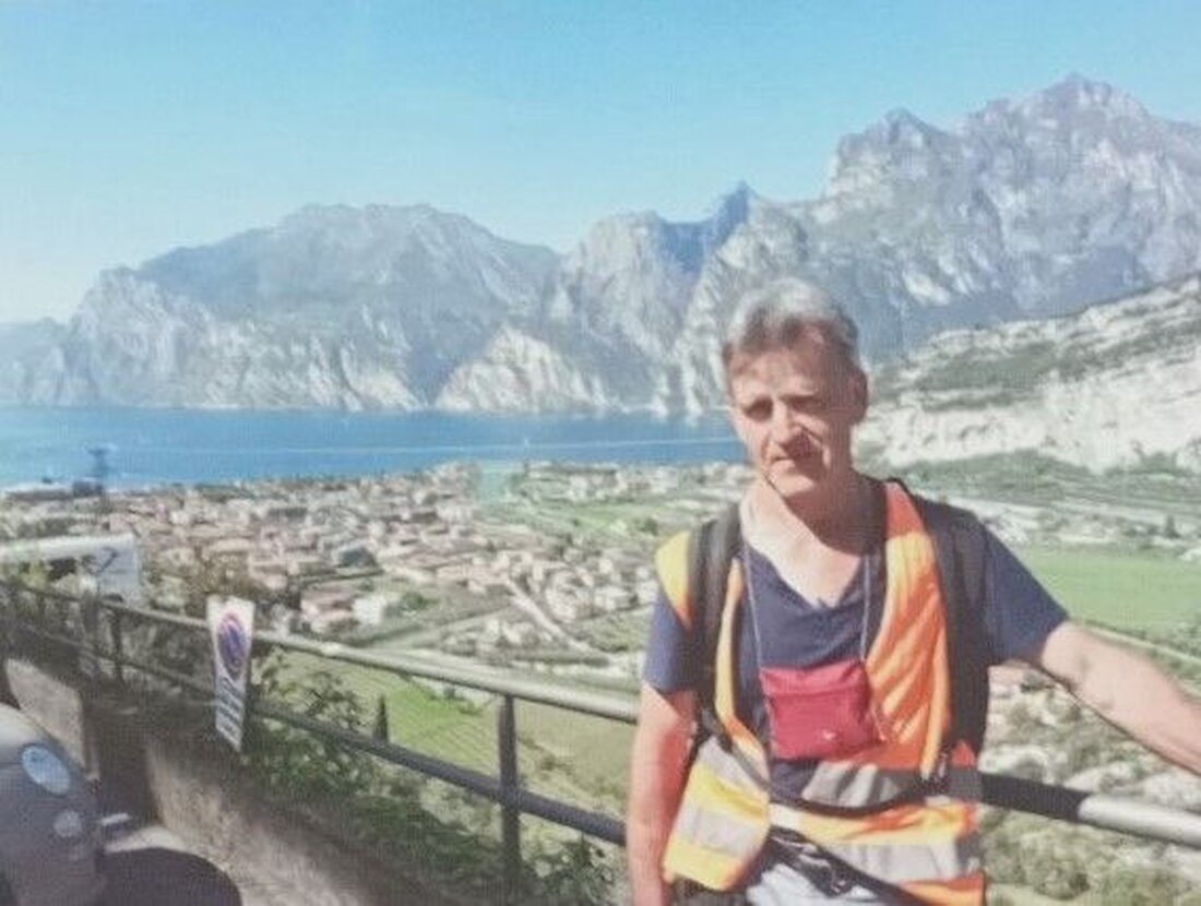 Moosbach. Richard Reger berichtete von seiner 15-tägigen Wanderung von Altötting nach Italien, die er mit Fotos und Notizen dokumentierte. Die Reise war geprägt von Landschaften, Abenteuern und einer Fußverletzung, wurde aber bis zum Ziel fortgesetzt.