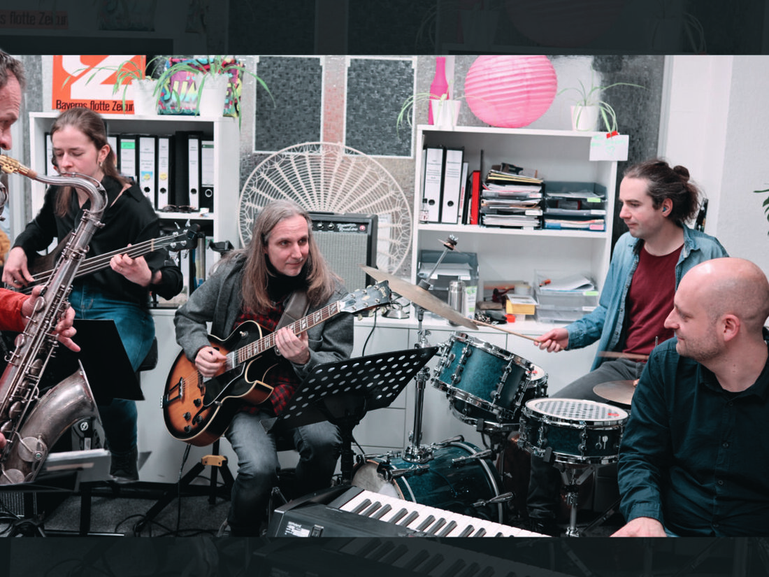 Amberg. Beim Festival Jazzarise wird am Donnerstag, 22. Oktober, um 19.30 Uhr das Büro von TNT Productions zur Bühne: ein Tiny-Desk-Concert mit Michael Dandorfer und Band. Tickets kosten 15 Euro, Kinder unter zwölf frei.