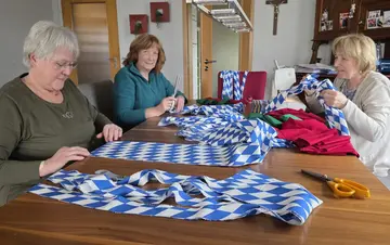 Fleißige Hände schmücken Maibaum in Weiden
