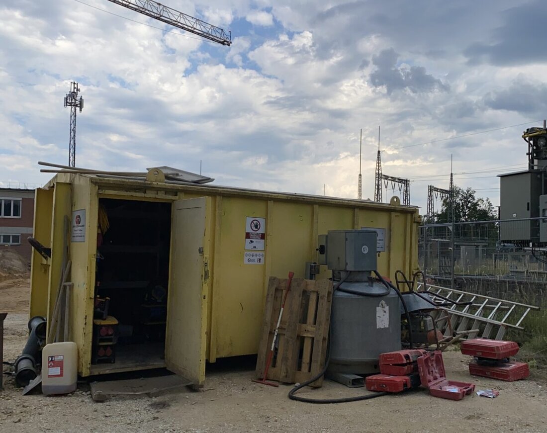 Schwandorf. An einer Baustelle am Mulzerweg wurden mehrere Baucontainer aufgebrochen, Werkzeuge im fünfstelligen Eurobereich gestohlen. Die Kriminalpolizei Amberg sicherte Spuren und bittet um Zeugenhinweise.