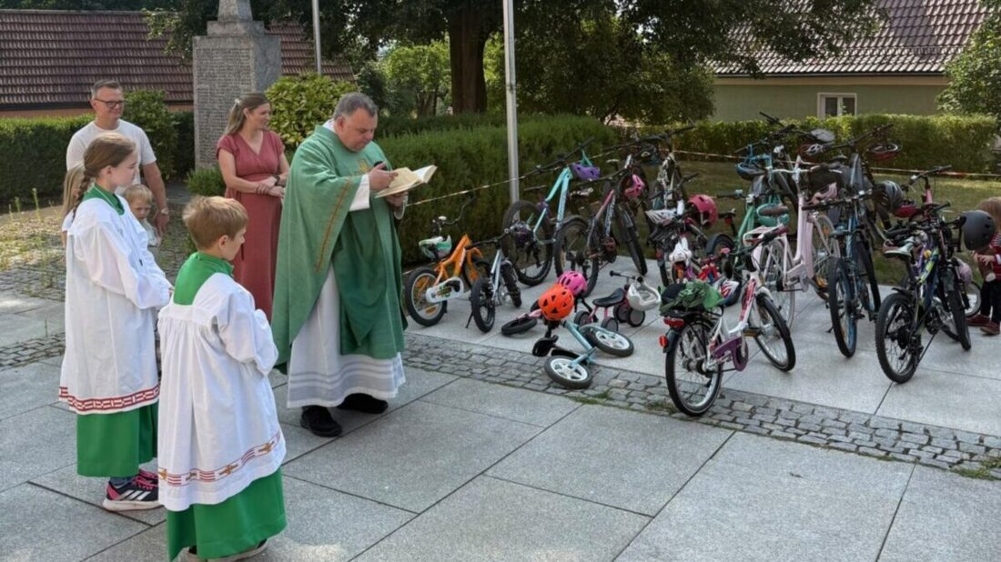 Wurz. Ein Familiengottesdienst zum Christophorus-Gedenktag füllte St. Matthäus: Kinder ließen ihre Fahrzeuge segnen, 100 Christophorus-Plaketten der Kreisverkehrswacht Neustadt/WN wurden verteilt.